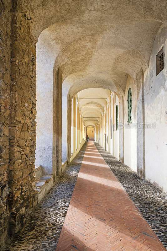 位于Imperia的Logge di Santa Chiara，建于18世纪，面朝大海